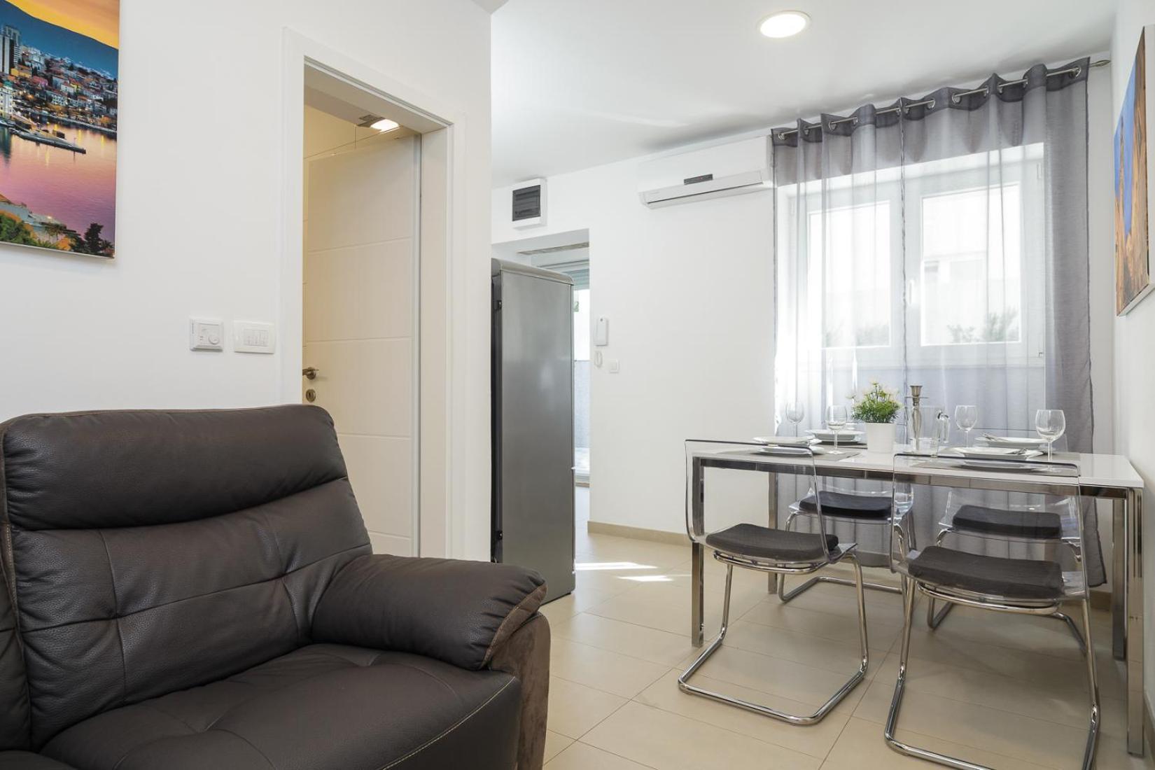 Holiday Home Aspalathos - With Free Parking, Near The Beach, A Few Minutes' Walking Distance To The Unesco Palace สปลิท ภายนอก รูปภาพ